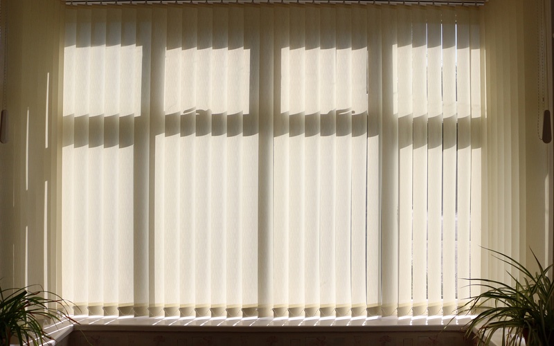 Close your blinds like this to keep the sun out - tips from Custom Energy.